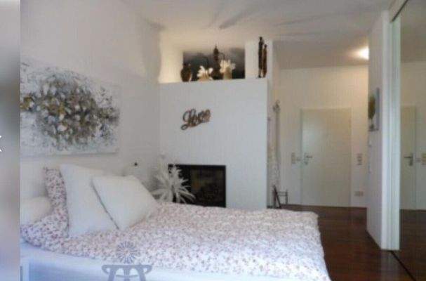 Schlafzimmer mit Kamin