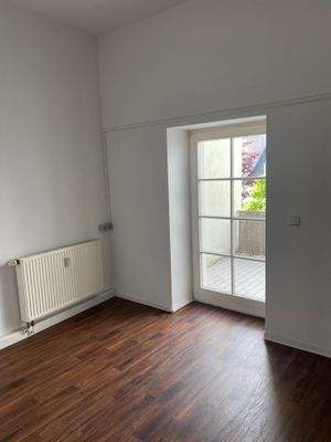 Küche mit Balkontür.jpg