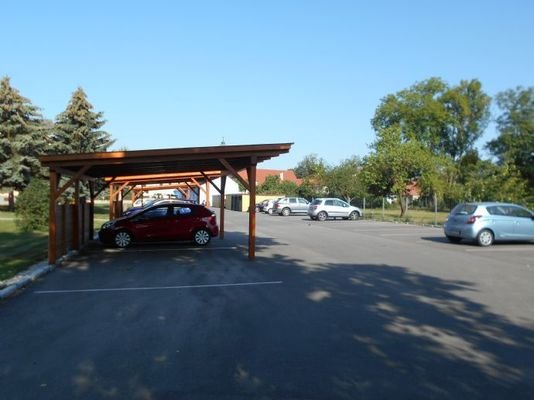 Parkplatz und Garage