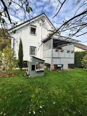 Einfamilienhaus-Gartenansicht