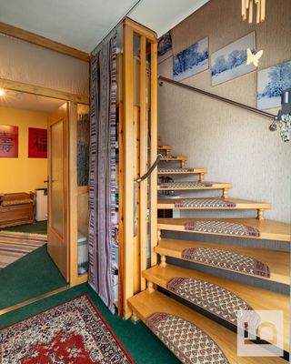 Eingangsbereich mit Treppenaufgang zum DG