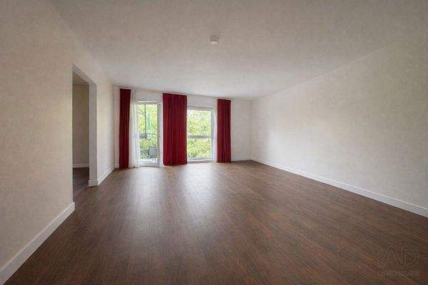 Wohnzimmer mit Blick zum Balkon, mit KI bearbeitet