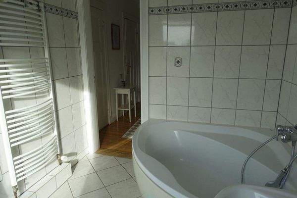 Bad mit gr. Badewanne