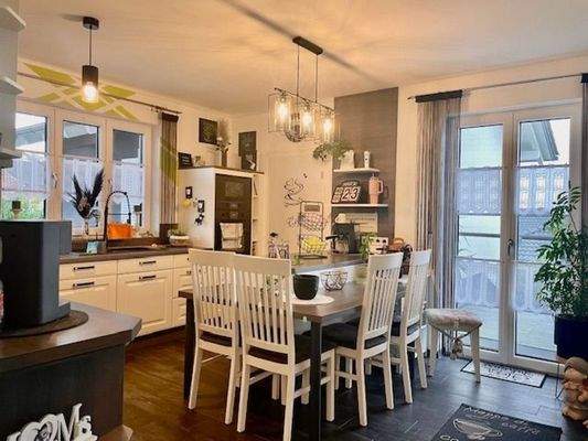 Einbauküche mit Essbereich