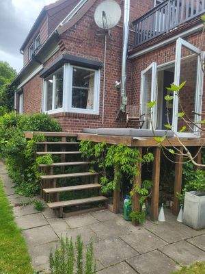 Terrasse mit Treppe zum Garten
