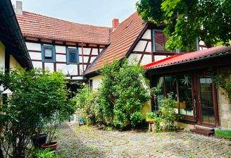 Traumhaft schön hier zu wohnen: die Südansicht des Wohnhauses mit Anbau