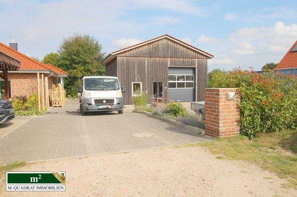 Großzügiger Einfahrtsbereich zur Werkstatt