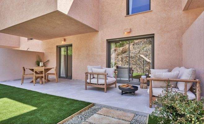 Geräumige Terrasse mit direktem Übergang zum Gartenanteil