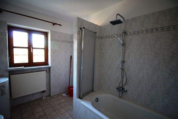 OG Bad mit Duschwanne 