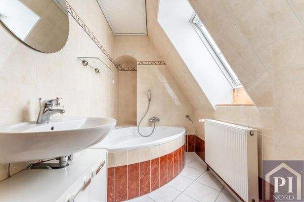 Eins von zwei Badezimmern im Dachgeschoss