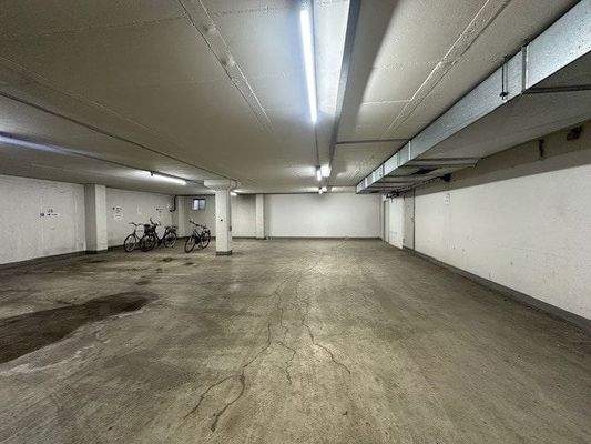 große Tiefgarage unter Bürofläche