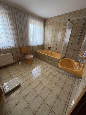 Bad OG (Wanne und Dusche)