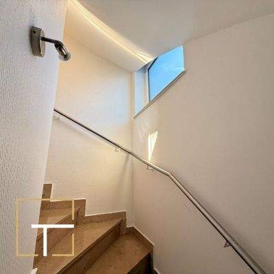 Treppe mit Fenster.jpg