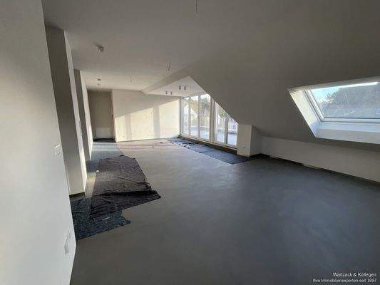 Wohnzimmer mit offener Küche