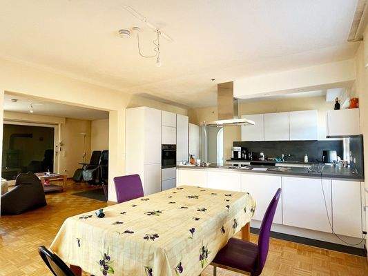 Essbereich mit offener Küche und Wohnzimmer