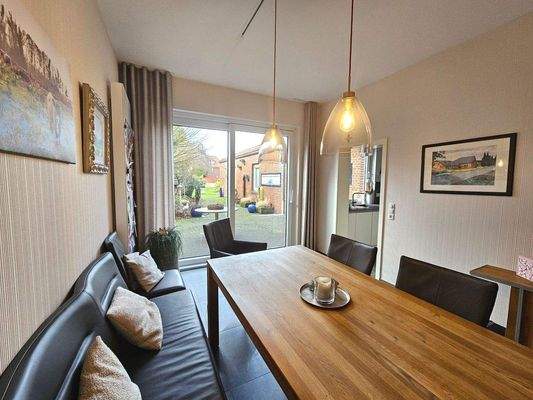 Esszimmer mit Zugang zur Terrasse