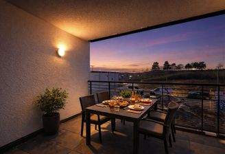 Gemütliche Terrasse bei Dämmerung