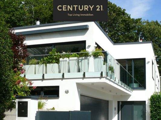 Moderne Architektenvilla mit großzügigen Glasflächen