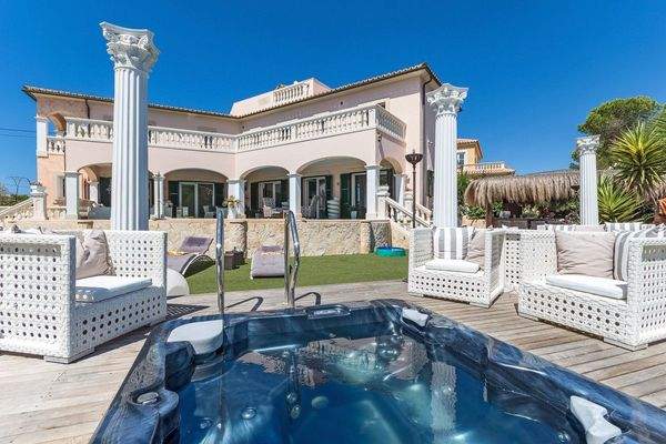 Blick vom Swimmingpool auf die Villa