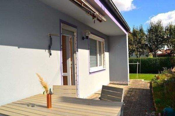 Teilüberdachte Terrasse mit Blick in den Garten