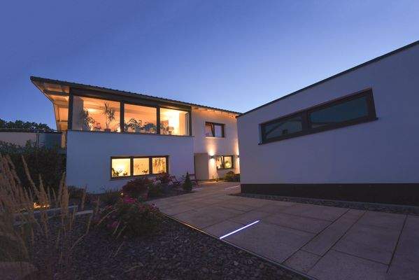 Hauszugang bei Nacht