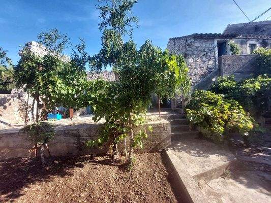 m_Nekretnine Jezera, Kamena kuća sa velikim dvori