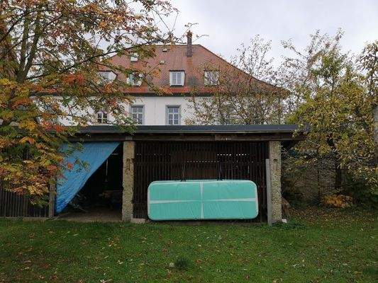Holzlege, dahinter Altenstädter Schloss