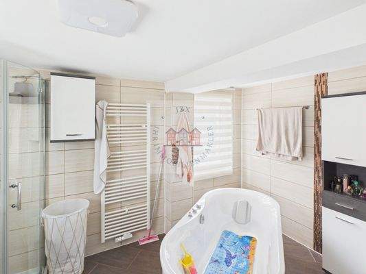 Badezimmer mit Dusche & Wanne