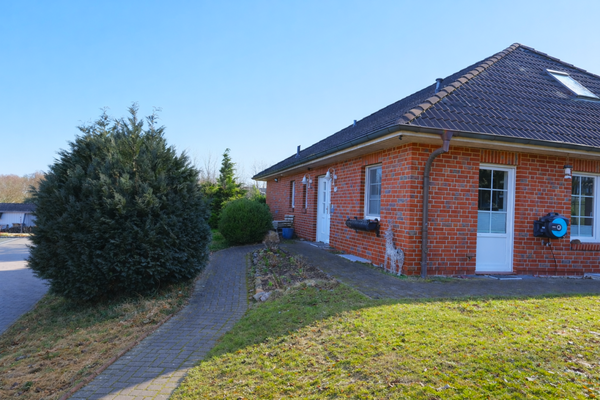 Hauseingang und Nebeneingangstür zum Gästezimmer