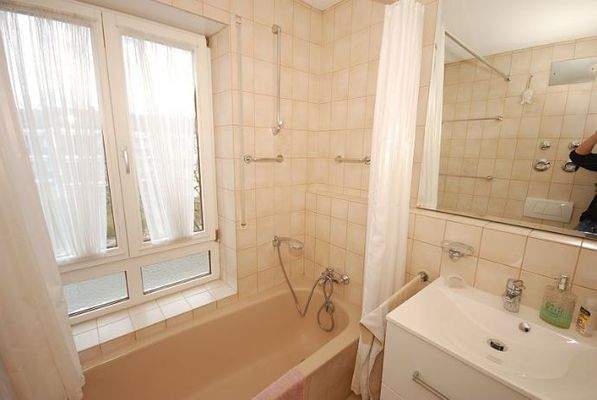 Badezimmer mit Wann und Duschvorrichtung