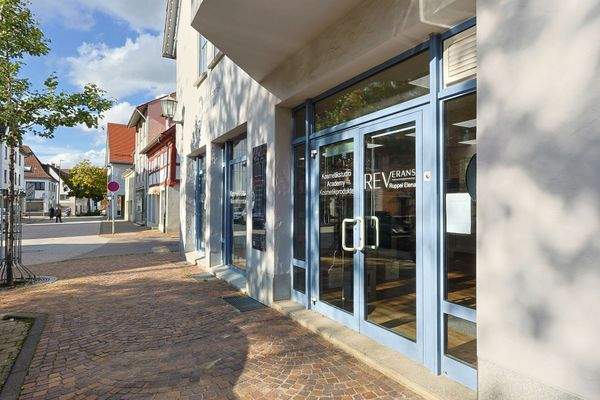 Eingang Ladeneinheit mit großer Schaufensterfront