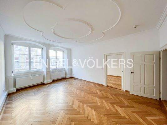 Wohnbereich mit Stuckdecke