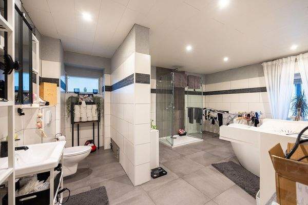 Maisonette, OG: riesiges Tageslichtbad mit freistehender Wanne und Dusche