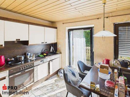 Küche mit Ausgang zum Balkon