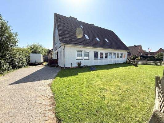 Seitenansicht und Einfahrt