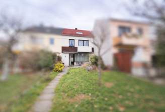 Blick vom Garten aufs Haus