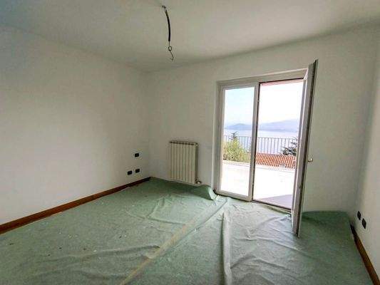 Schlafzimmer mit Blick auf den See und die Berge 