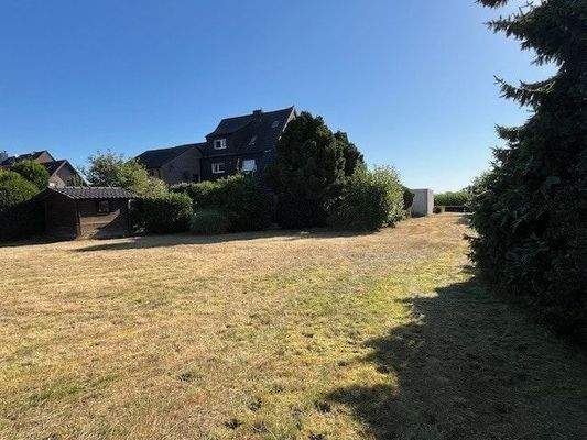 Grundstück mit Blick zum Haus