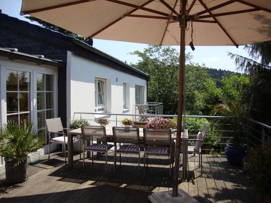 Terasse mit Blick auf das Schlafzimmer mit Balkon