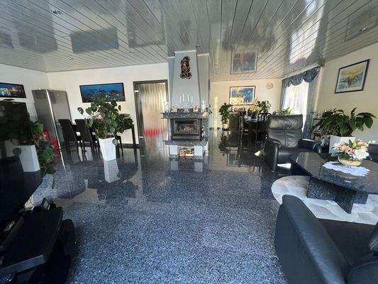 Wohnzimmer mit Kamin