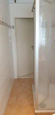 Bad mit Dusche und Fenster (Foto vor Neuvermietung 2020)