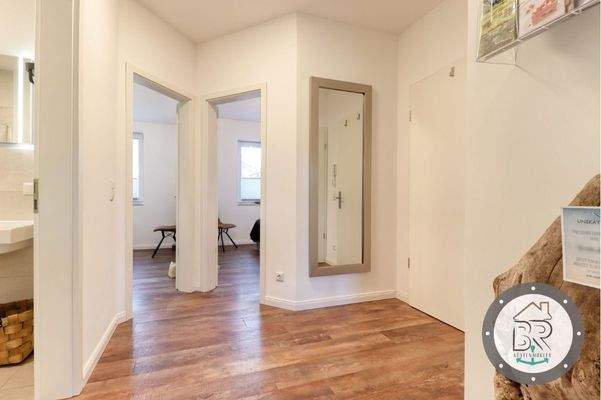 Flur mit harmonischem Übergang in Wohn- und Schlafbereich