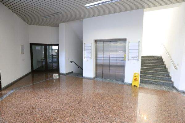 Bild_0630-Treppenhaus m. Fahrstuhl.JPG