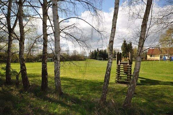 Fußballplatz u. Spielplatz