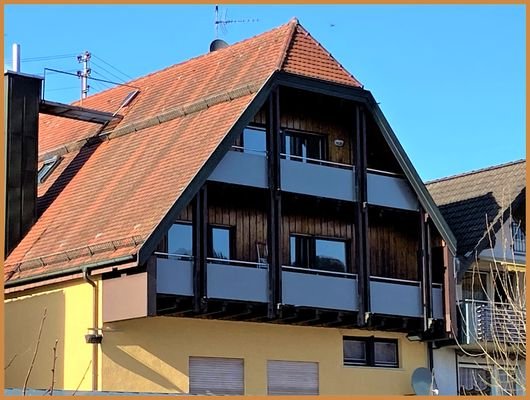 Hausansicht mit Balkon