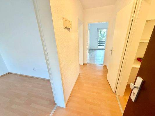 Flur mit vielen Stellflächen ähnlich