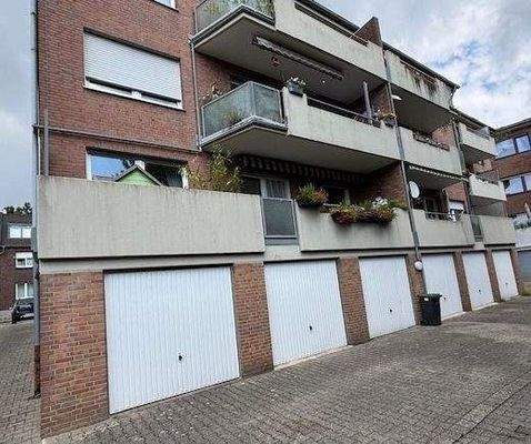 Rückansicht mit den 6 Garagen