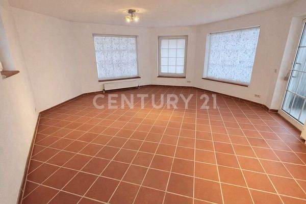 Heller Wohnbereich mit Terrassenzugang