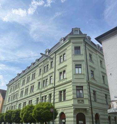 Fassade mit Baumkrone rechts 2.jpeg