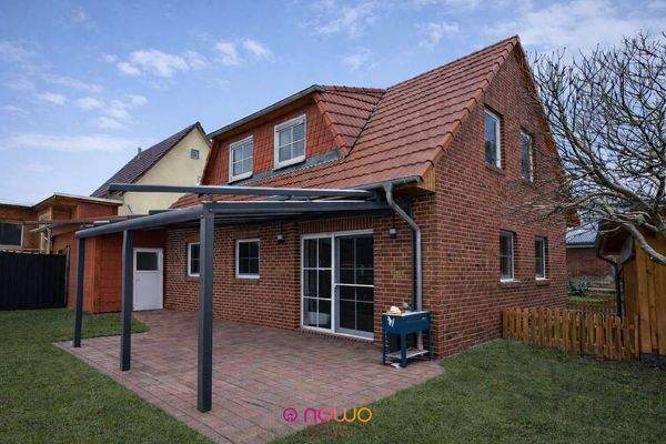 Ansicht Rückseite mit Terrasse